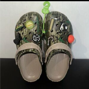 LUKE COMBS X CROCS MOSSY OAK